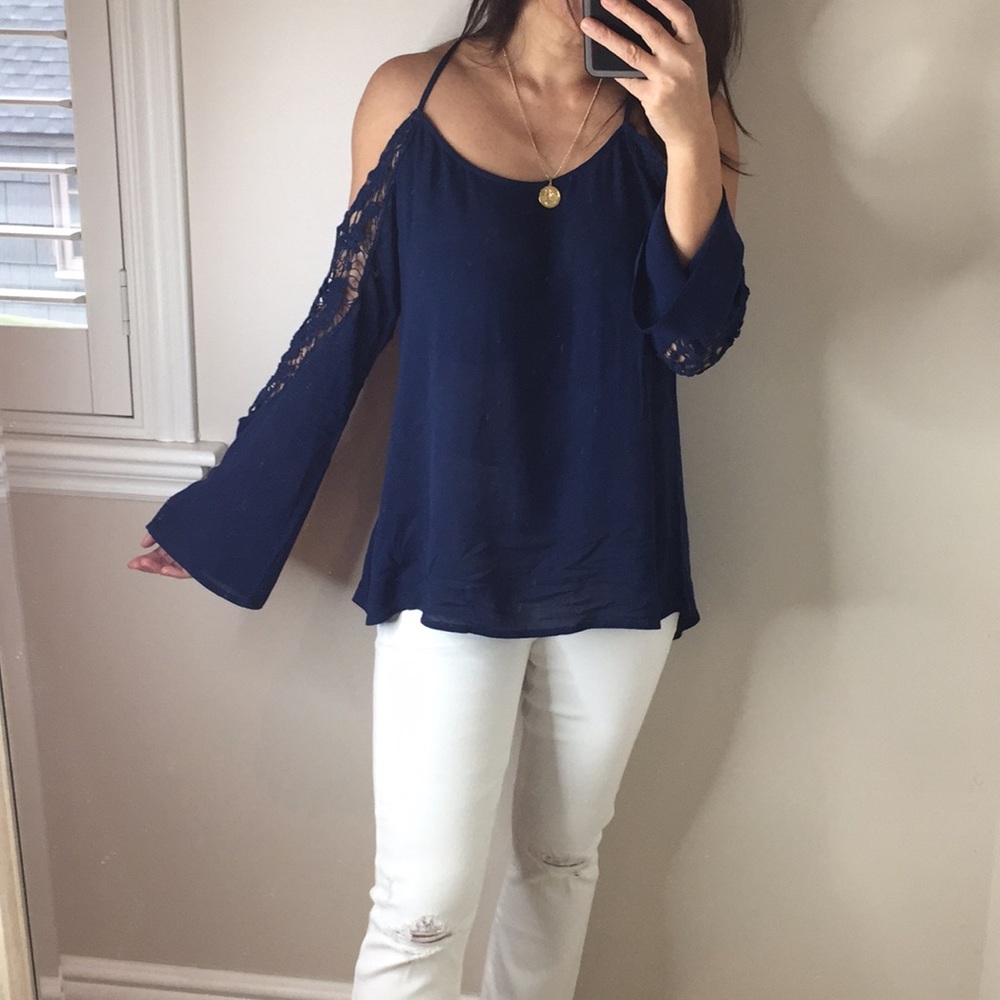 Final Price Drop ! Cold shoulder bell sleeves - Picture 4 of 8